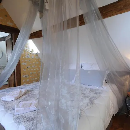 Au Bord De L'huisne بيت للعطل *